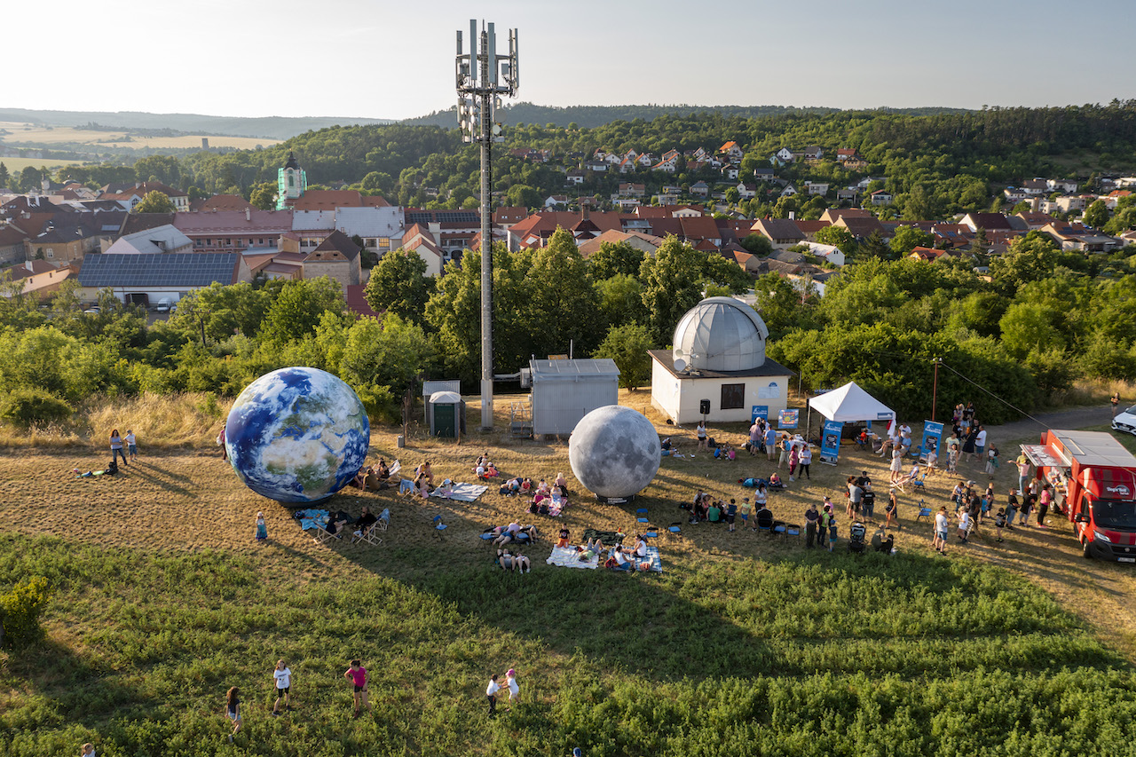 Hvězdárium 2025: Obří Zemi a velký Měsíc doplní dalších 8 nafukovacích a 2 ledkové modely