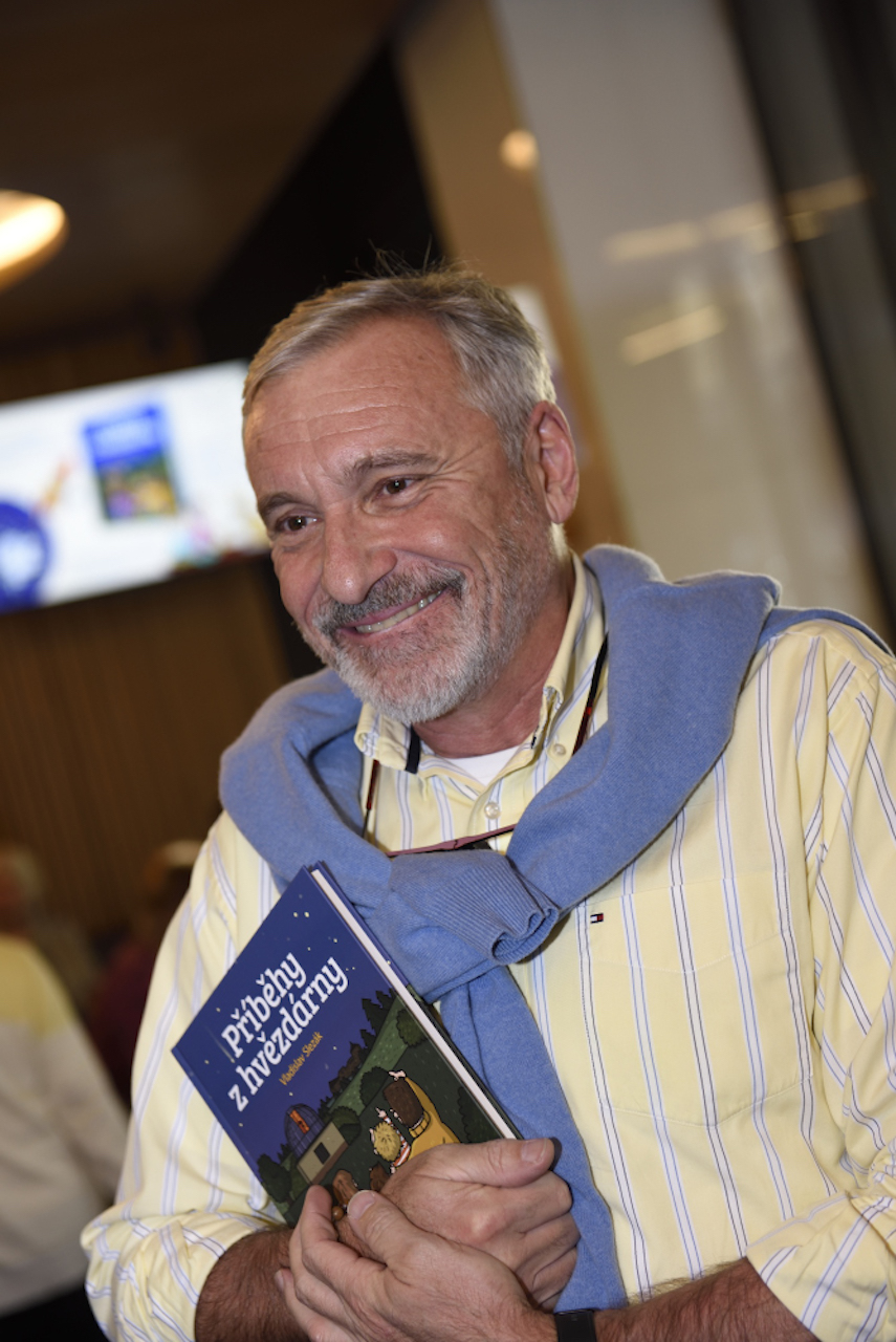 Příběhy z hvězdárny namluvil i Jan Čenský, knihy pomalu docházejí