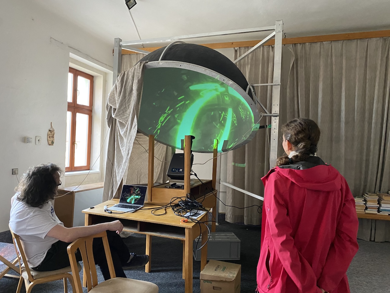 Na Náměstí proběhl první test projektoru malého planetária
