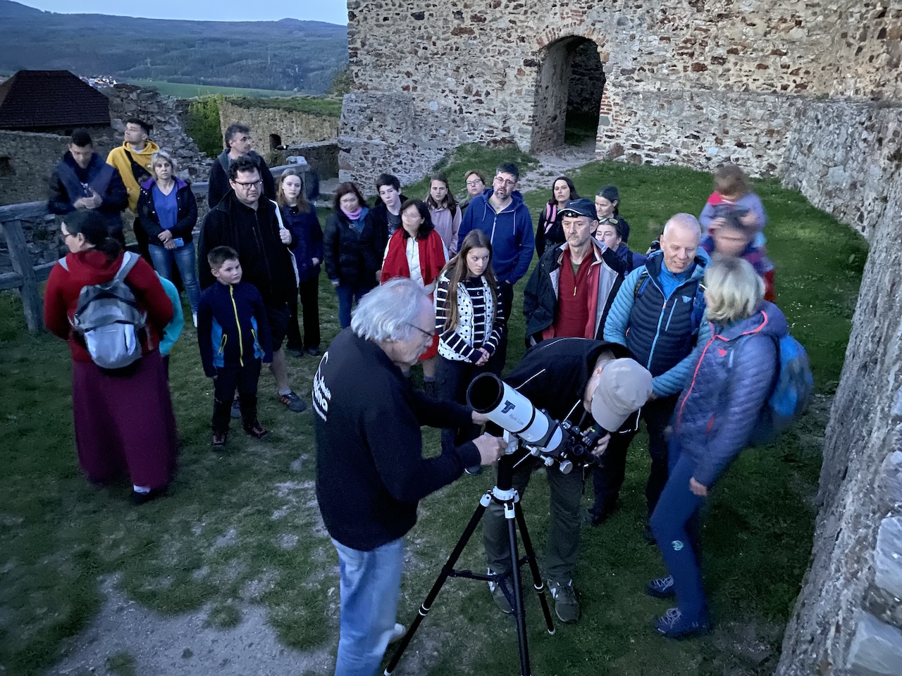 Také letos se Noční hrad Točník vydařil. Bylo jasno. Fotografie...