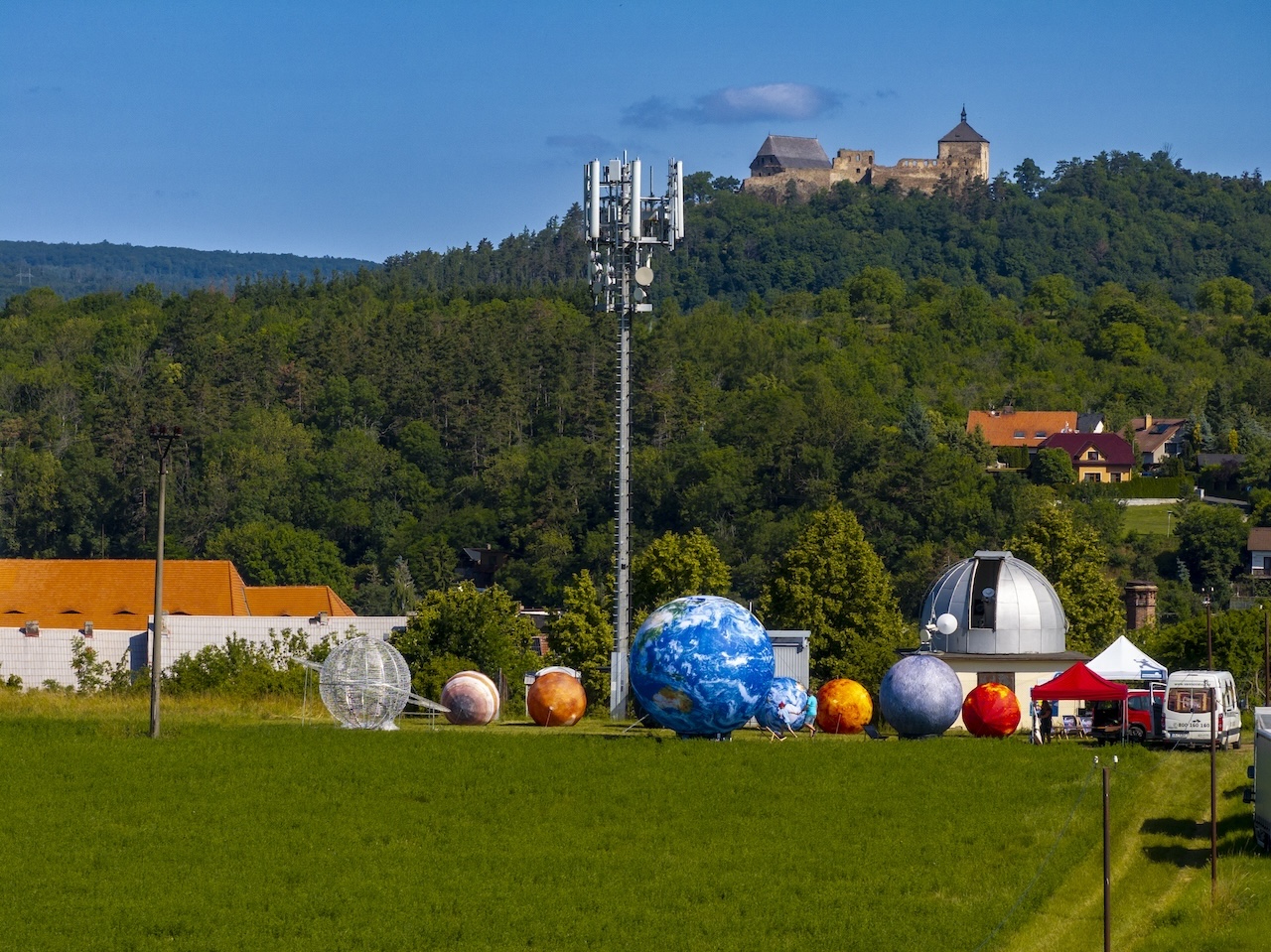 Denní fotografie akce Hvězdárium 2025 z dronu