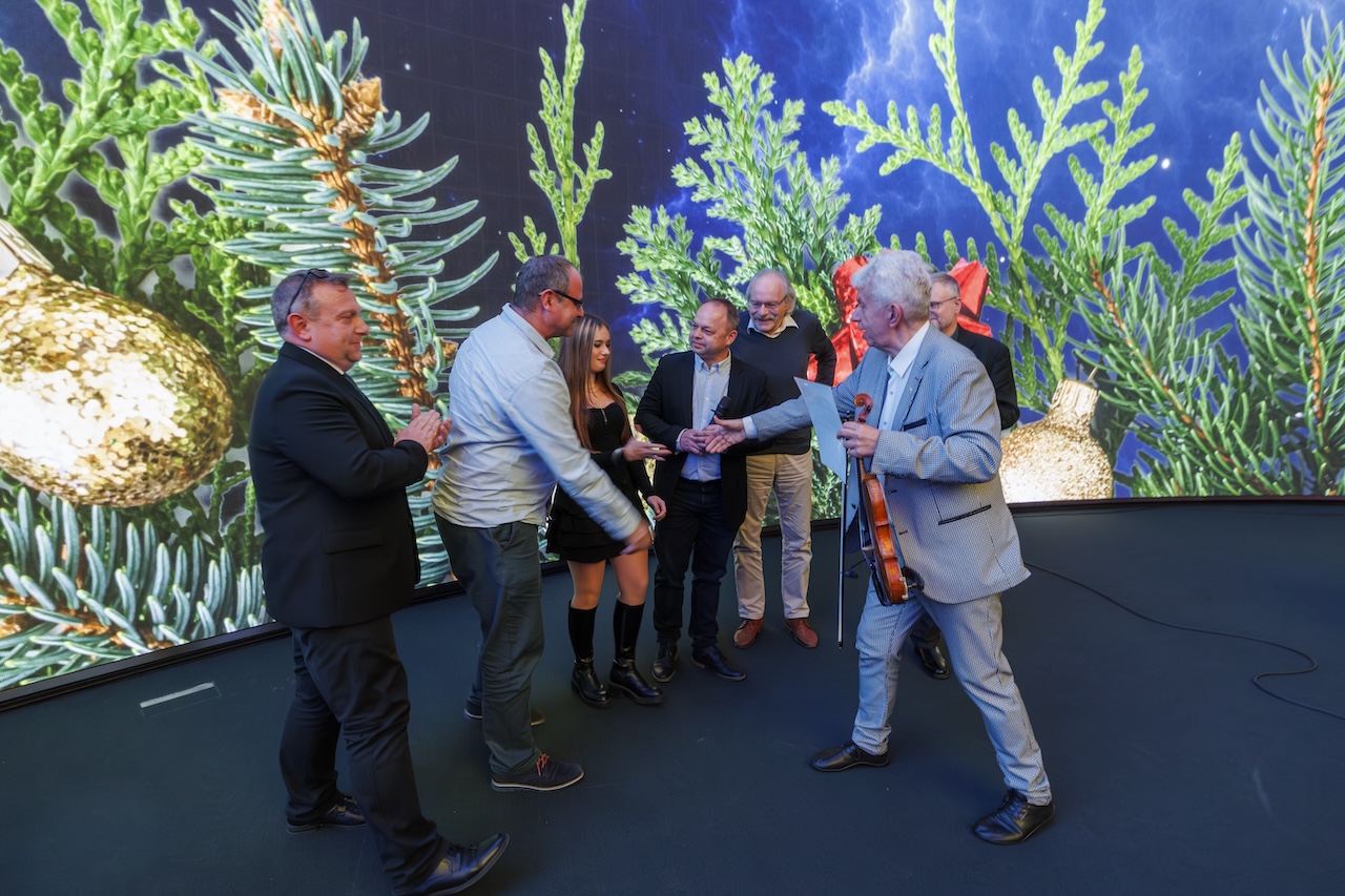 Hvězdárna Žebrák má nového dvorního houslistu Jaroslava Svěceného