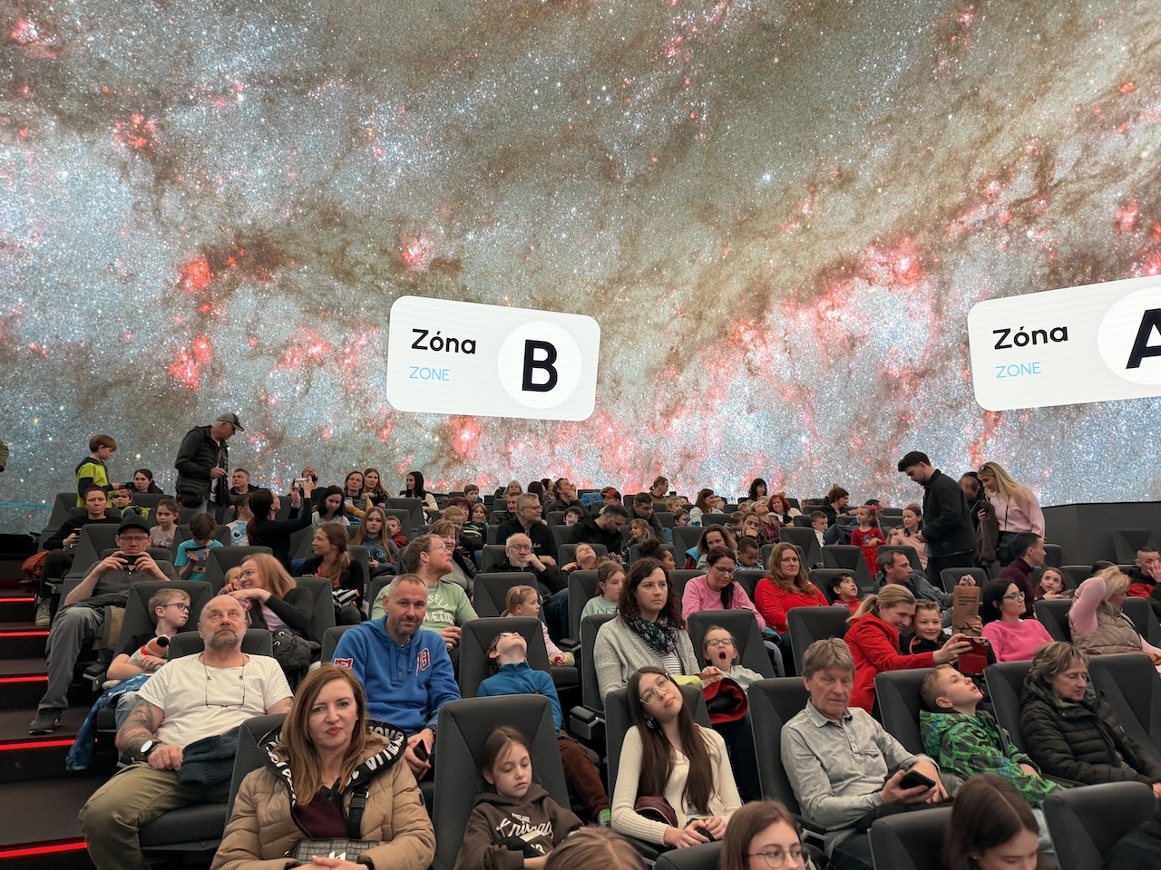 Klub malých hvězdářů zaplnil planetárium a Štefánikovu hvězdárnu v Praze