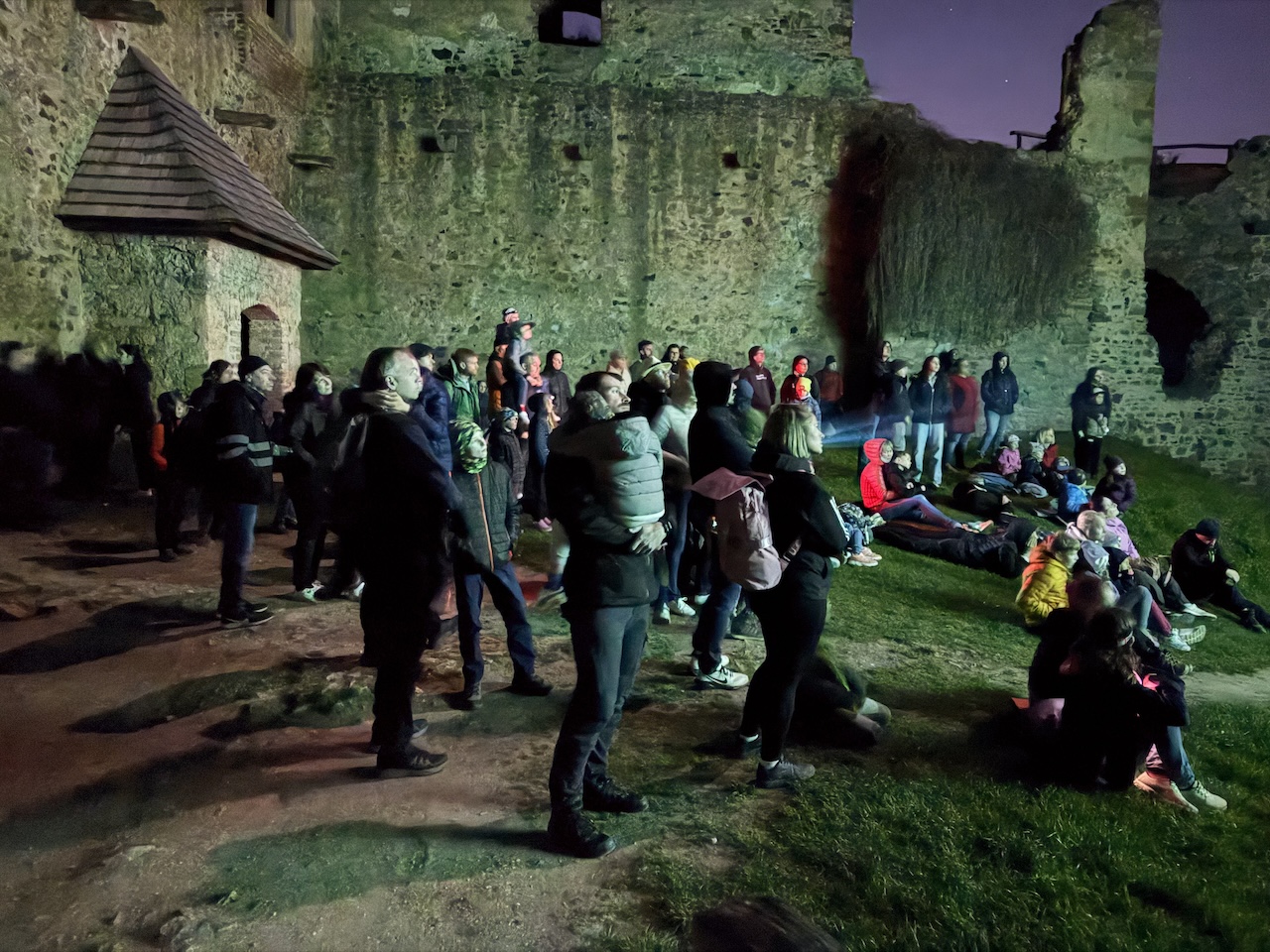 Noční Točník 2026 přilákal na prohlídku, poklad i klenoty nebe