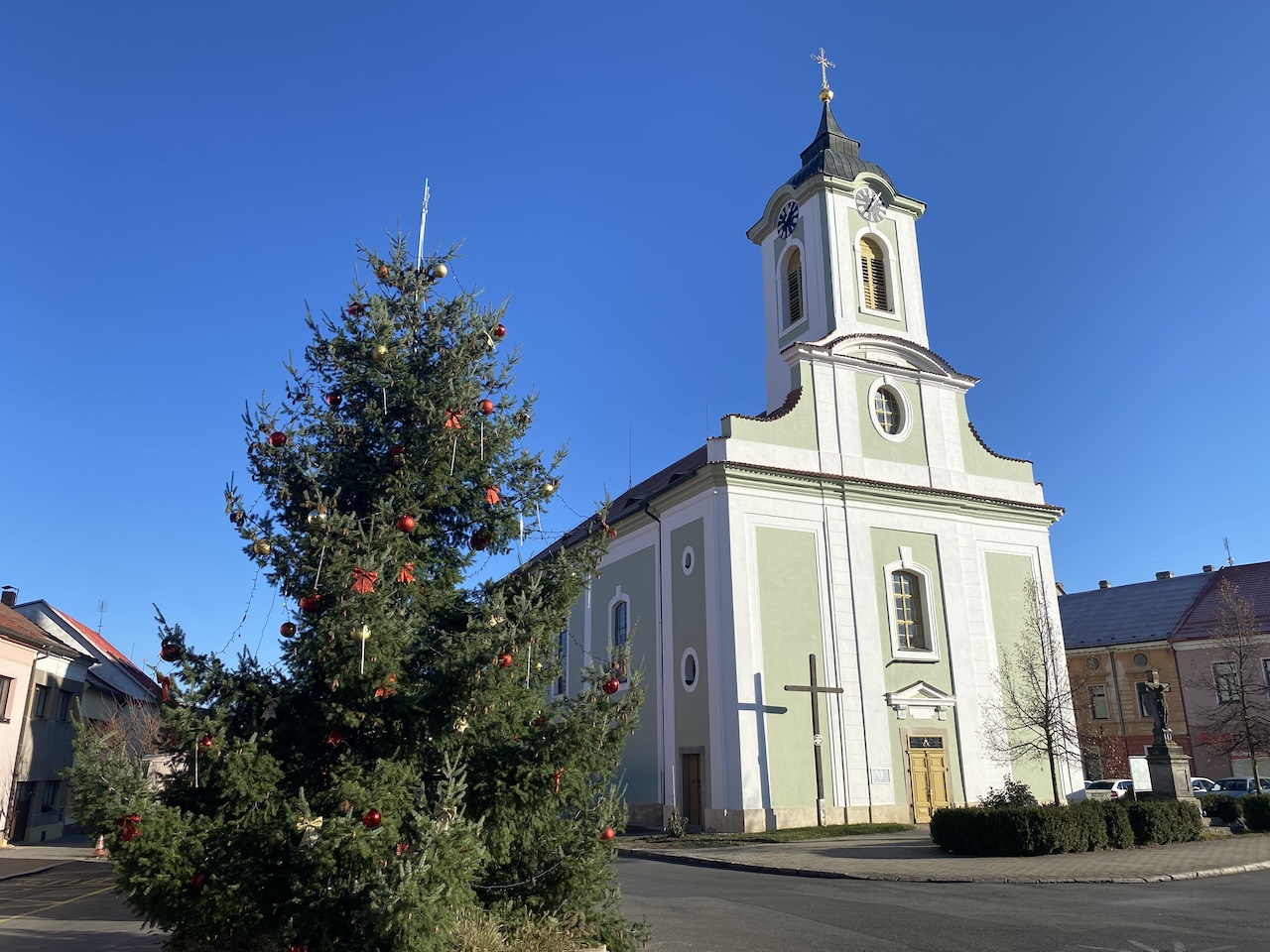 Strom na náměstí v Žebráku už je vánoční