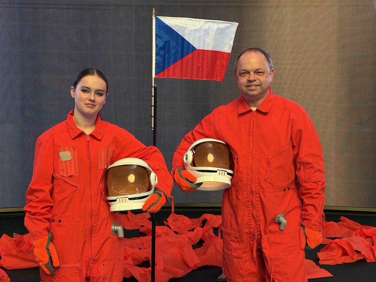 Vláďa a Tína Slezákovi jako čeští astronauti na výpravě k rudé planetě Mars